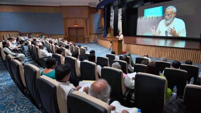 বাড়িতে বসে কাজ না করে সাড়ে ন'টার মধ্যে মন্ত্রীদের দফতরে আসার নির্দেশ দিলেন প্রধানমন্ত্রী