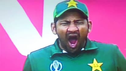 మైదానంలో ఆవలింత: సర్ఫరాజ్ పై నెటిజన్ల జోక్స్