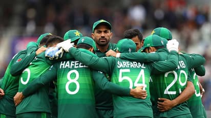 ലോകകപ്പില്‍ ഇന്ത്യയോട് തോറ്റതിന് പിന്നാലെ പാക് നായകനെ തേടി ഒരു ഫോണ്‍കോള്‍?