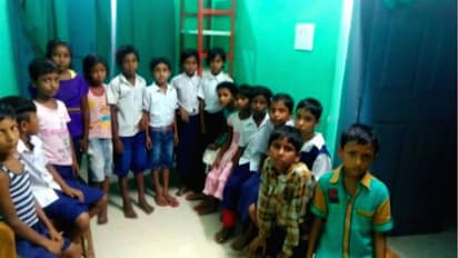 ছেলের পেন্সিল বক্স গায়েব, 'চোর' ধরতে শিশুদের চাল পোড়া খাওয়ালো মা