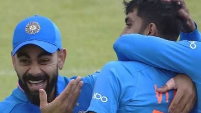 2 பந்து போடுப்பானு பந்தை கொடுத்தால்.. விக்கெட்டே போட்டான்ப்பா இவன்!! கோலியின் செம ரியாக்ஷன்