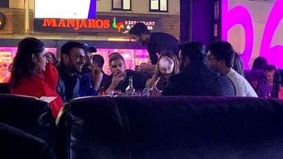 মহারণের আগের রাতে পাক ক্রিকেটারদের মজলিশ! সঙ্গে ভারতীয় মহিলা, ভাইরাল ভিডিও