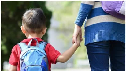 'സിംഗിള് പേരന്റി'ന്റെ കുട്ടിക്ക് പ്രവേശനം നല്കിയില്ല; സ്കൂള് നടപടി വിവാദത്തില്