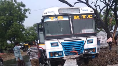 ఆర్టీసీ బస్సుకి తృటిలో తప్పిన ప్రమాదం