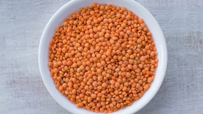 স্বাস্থ্যোজ্জ্বল ত্বক পেতে ব্যবহার করুন মুসুর ডাল