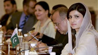 ತನ್ನ ಸ್ಟೈಲಿಶ್ ಲುಕ್‌ಗೆ ಫೇಮಸ್ ಪಾಕ್‌ನ ಮೊದಲ ಮಹಿಳಾ ವಿದೇಶಾಂಗ ಸಚಿವೆ!