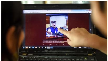 'പൂച്ചച്ചെവിയും മീശയും'; പാക് മന്ത്രിക്ക് ഔദ്യോഗിക ഫേസ്ബുക്ക് ലൈവിനിടെ ക്യാറ്റ് ഫില്ട്ടര് കൊടുത്ത പണി