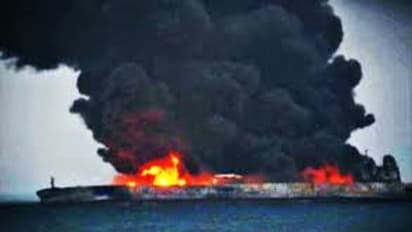 तेल टैंकरों में विस्फोट से अमेरिका-ईरान में तनाव, पूरी दुनिया पर परमाणु युद्ध का संकट गहराया