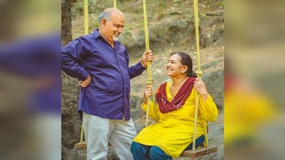 বয়স্ক মা-বাবাকে নিয়ে বেড়াতে যাচ্ছেন! তাঁদের স্বাস্থ্যের জন্য ৯টি বিষয় মাথায় রাখুন