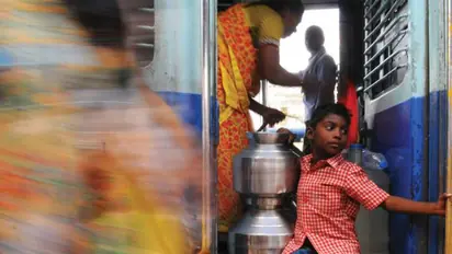 രണ്ട് പാത്രം വെള്ളത്തിനായി 14 കിലോമീറ്റര് ട്രെയിനില് സഞ്ചരിക്കേണ്ടി വരുന്ന 10 വയസ്സുകാരന്; ഇതാണ് ഇവിടെ അവസ്ഥ
