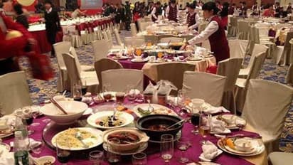 ഇനി വിവാഹസദ്യക്ക് പോകുമ്പോള് ഈ മനുഷ്യനെ ഓര്ക്കണേ...