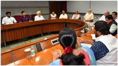 நாடாளுமன்றத்தில் ஒற்றை ஆளாய் கெத்துக் காட்டும் ஓ.பிஎஸ் மகன்... வயிற்றெரிச்சலில் திமுக எம்.பிகள்..!