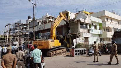 என் பொண்டாட்டிய வைச்சுக்க வேணாம்னு  சொல்லியும் கேட்கல... ஜோதிடருக்கும் மனைவிக்கும் கொடூரம் காட்டிய கணவன்..!