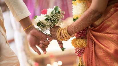 ప్రభుత్వ ఉద్యోగ మాయలో భర్త.. పట్టించుకోవడం లేదని భార్య..