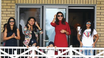 বিলেতে পৌঁছে গেলেন কোহলির লেডি লাক! লন্ডনের রাস্তায় বিরুষ্কা, দেখুন ছবি