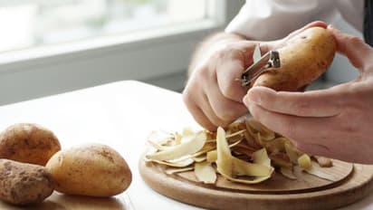 ಬಿಳಿ ಬಣ್ಣದ ಕೂದಲನ್ನು ಹೇರ್ ಡೈ ಇಲ್ಲದೆ  ಈ 4 ವಿಧಾನಗಳ ಮೂಲಕ ಮರೆ ಮಾಚಿ