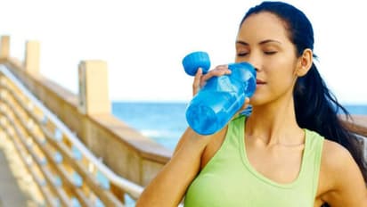 உங்கள் வாட்டர் பாட்டிலை இப்படி சுத்தம் பண்ணுங்க.! அழுக்கு கிருமி வாடை ஏதும் இருக்காது..!!