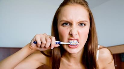 ಬೆಳಗ್ಗೆ ಎದ್ದ ತಕ್ಷಣ ಯಾಕೆ ಹಲ್ಲುಜ್ಜಬಾರದು? ಆಯುರ್ವೇದ ಹೇಳೋದು ಕೇಳಿ!