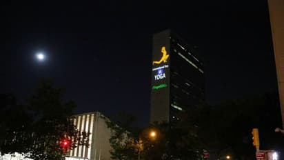 अंतरराष्ट्रीय योग दिवसः योगासन मुद्रा वाली तस्वीरों से सजा यूएन हेड क्वॉर्टर