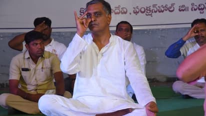 సిద్ధిపేటలో హరీష్ రావు యోగా (ఫొటోలు)
