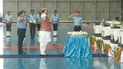 বিমান দুর্ঘটনায় নিহত বায়ুসেনার উদ্দেশে শ্রদ্ধা জ্ঞাপন করলেন প্রতিরক্ষা মন্ত্রী রাজনাথ সিং