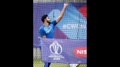 టీమిండియా ఆటగాళ్ల ప్రాక్టీస్: ఓ వైపు సీరియస్... మరోవైపు చిన్నారులతో సరదా (ఫోటోలు)