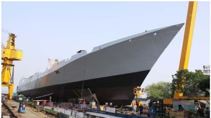 നിര്മാണത്തിലിരിക്കുന്ന യുദ്ധക്കപ്പലില് തീപിടിത്തം; ഒരാള് മരിച്ചു