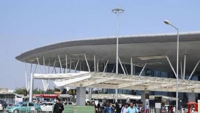 భద్రతా తనిఖీల్లో బెంగళూరు విమానాశ్రయంలో మహిళ బట్టలు విప్పించిన సెక్యూరిటీ..