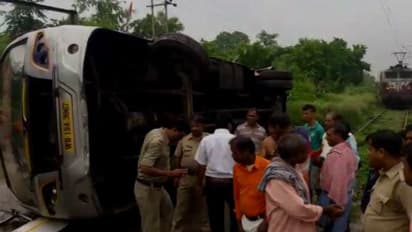 মালগাড়ির ধাক্কায় উল্টে গেল বাস, বুদ্ধির জোরে বাঁচলেন বাঁকুড়ার বরযাত্রীরা