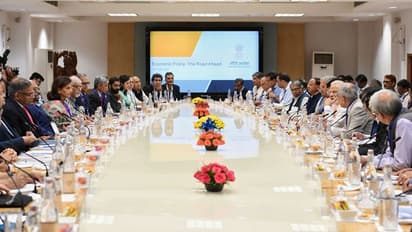 बजट से पहले 40 से ज्यादा अर्थशास्त्रियों के साथ पीएम मोदी ने की मंत्रणा