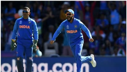 ബൗളര്മാര്ക്കിരിക്കട്ടെ കുതിരപ്പവന്; കയ്യടിച്ച് നായകന് വിരാട് കോലി