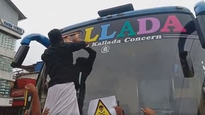 'കല്ലടയല്ല കൊല്ലട'; ബസ് തടഞ്ഞ് നിര്ത്തി പേരുമാറ്റി അപായചിഹ്നം സ്ഥാപിച്ച് യൂത്ത് കോണ്ഗ്രസ് പ്രതിഷേധം