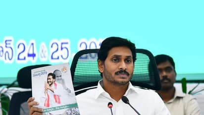 గ్రామాల్లోనే ఒక్క రోజు అధికారులు బస చేయాలి: సీఎం జగన్