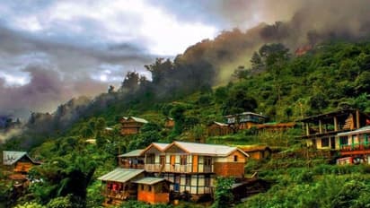 হাত বাড়ালেই মেঘ ছোঁয়া যায়! ঝরনার জলের শব্দে ভরা কোলাখাম যাবেন কী ভাবে, খরচই বা কত