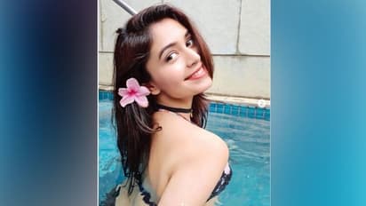 কালো বিকিনিতে বেরিয়ে আসছে 'বক্ষযুগল', কার সঙ্গে জলকেলিতে মত্ত ঋতাভরী, চিনে নিন সঙ্গীকে