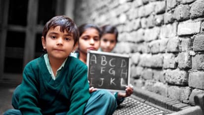 ছাত্রের সংখ্যা ১০-এরও কম, তাই বন্ধ হতে চলেছে প্রায় ১০০০ স্কুল