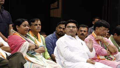 'কেউ জয় শ্রীরাম বললে বলুন রাম নাম সত্য হ্যায়', কর্মীসভায় আগুন ঝরালেন অভিষেক