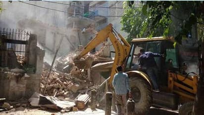 తాడేపల్లిగూడెంలో ఆక్రమణల తొలగింపు, ఉద్రిక్తత