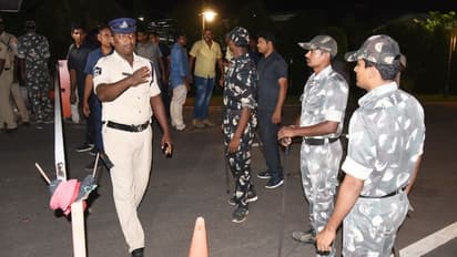 చంద్రబాబు కళ్లెదుటే ప్రజావేదిక కూల్చివేత: మరికాసేపట్లో నేలమట్టం