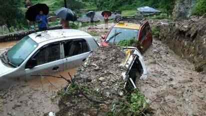 Flash Flood : ఇదెక్కడి వింతరా బాబు ... నడి ఎండాకాలంలో ఈ వర్షాలు, వరదలేంటి..!