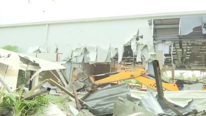 ರಾಜಕೀಯ ಫುಲ್ ಗರಂ: 8 ಕೋಟಿ ರೂ.ವೆಚ್ಚದ ಕಟ್ಟಡ ಬೀಳಿಸಿದ ಸಿಎಂ!