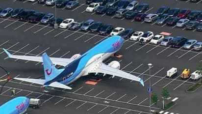 പാര്ക്ക് ചെയ്യാന് സ്ഥലമില്ല, ബോയിംഗ് വിമാനങ്ങള് നിര്ത്തിയിടുന്നത് കാറുകള്ക്കൊപ്പം
