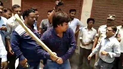 ಸಿಕ್ಸರ್ ಹೊಡೆದಂಗೆ ಅಧಿಕಾರಿಗಳ ಥಳಿಸಿದ ಶಾಸಕ!