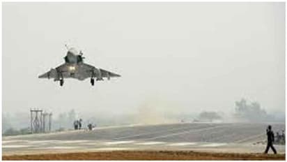 போர் விமானம் மீது பறவை மோதி விபத்து… - உயிர் தப்பிய வீரர்