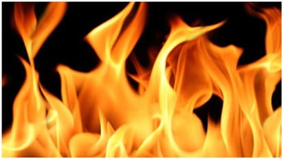 పొరిగింటివారితో గొడవ.. పోలీస్ స్టేషన్ లోనే ఒంటికి నిప్పు అంటించుకున్న దంపతులు