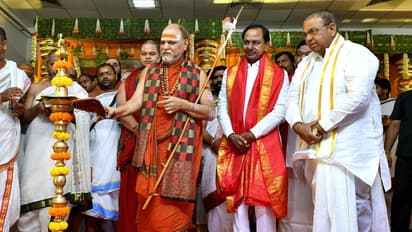 స్వరూపానందేంద్రకు కేసీఆర్ పుష్పాభిషేకం (ఫోటోలు)