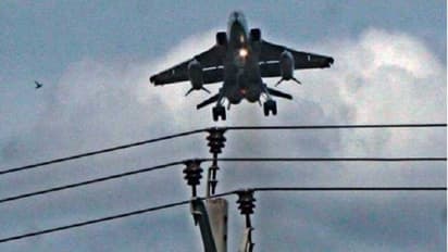 ವಾಯುಪಡೆ ವಿಮಾನಕ್ಕೆ ಡಿಕ್ಕಿ ಹೊಡೆದ ಹಕ್ಕಿ: ಬಾಂಬ್ ಹೊರ ಎಸೆದು ಭೂಸ್ಪರ್ಶಿಸಿದ ಪೈಲೆಟ್!