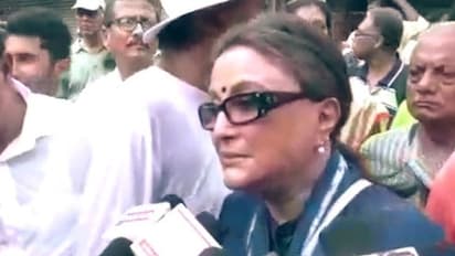 ভাটপাড়ায় পৌঁছলেন বুদ্ধিজীবীদের দল, রাজ্যপাল-মুখ্যমন্ত্রীর সঙ্গে কথা বলতে চান অপর্ণা সেনরা