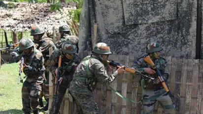 जम्मू-कश्मीर में आतकी हमले में चार जवान शहीद, दो आतंकी ढेर