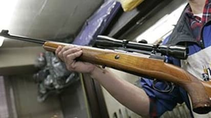 மதுரை விமான நிலையத்தில் கொத்தாக துப்பாக்கிகள் பறிமுதல்.. தீவிரவாத சதிச்செயலா..? என விசாரணை..!